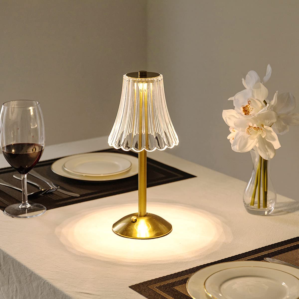 Lámpara de mesa recargable con pantalla de cristal, aluminio cepillado y control táctil