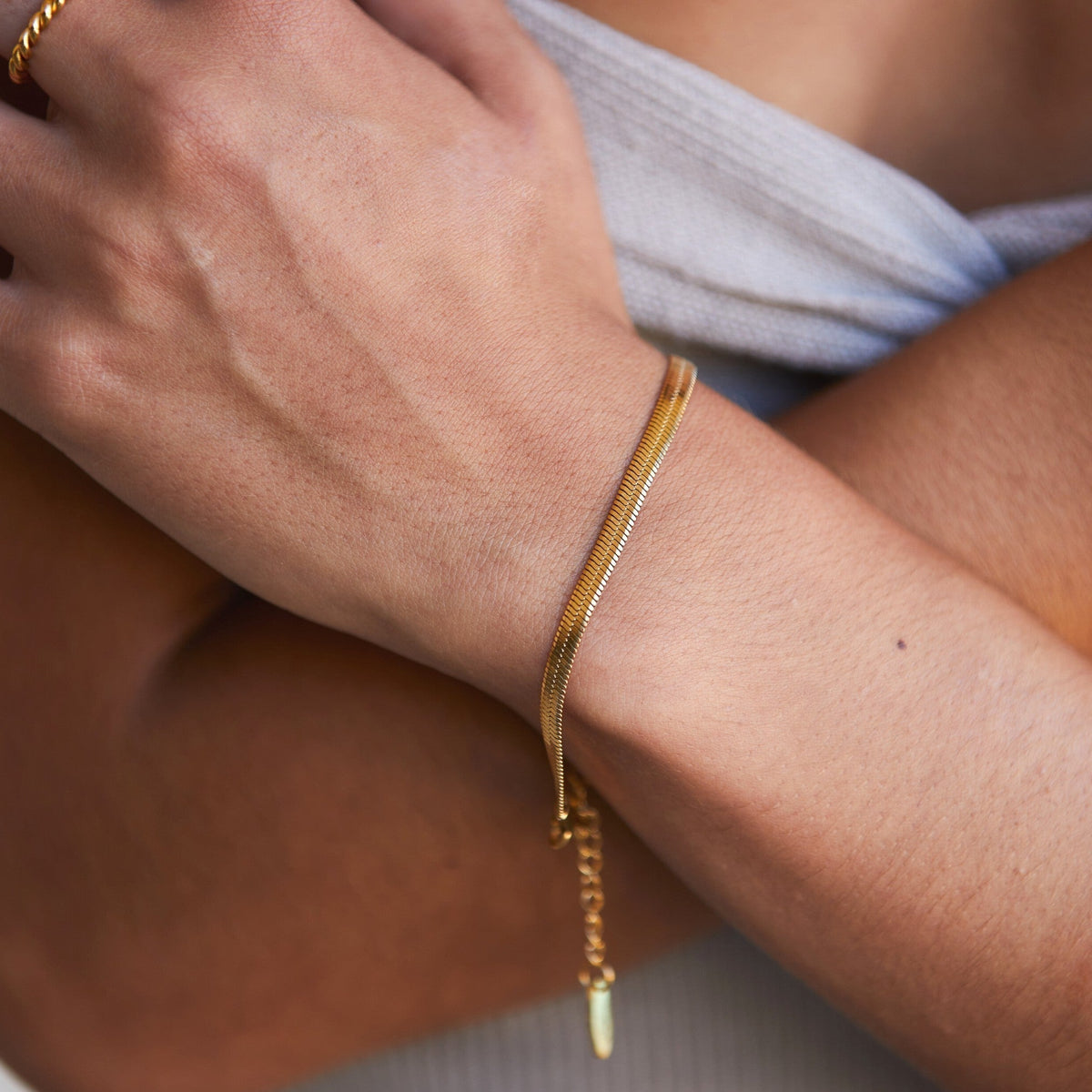 Pulsera ajustable de cadena de plata chapada en oro con diseño de espiga