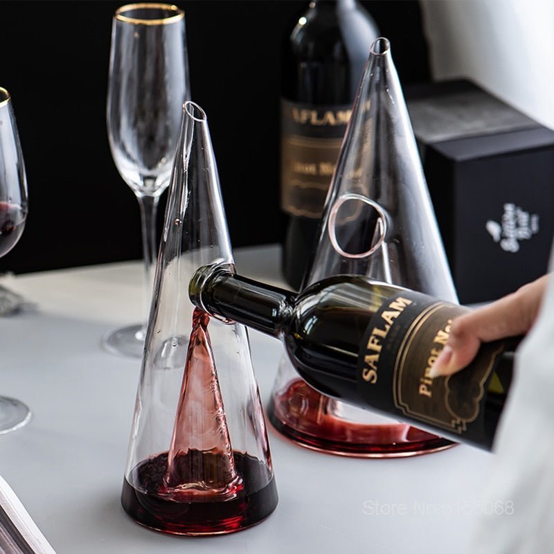 Jarra decantadora de vino de vidrio cónica y elegante