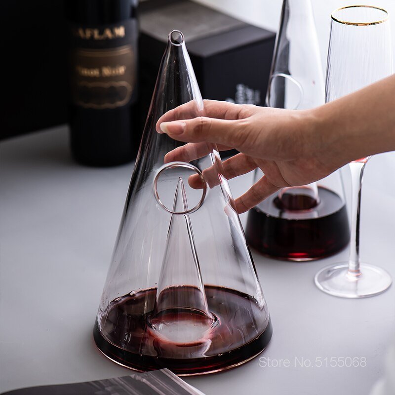 Jarra decantadora de vino de vidrio cónica y elegante