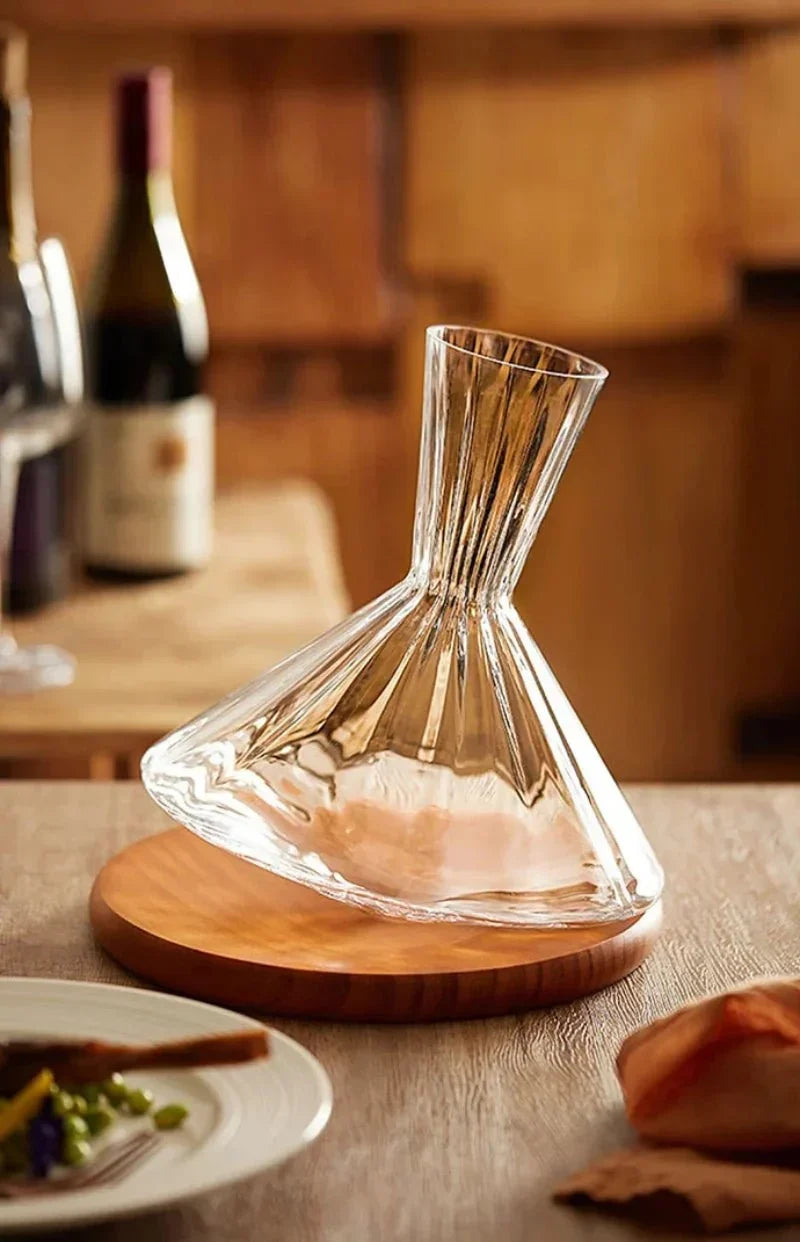 Decantador de vino de vidrio angular giratorio con base de madera