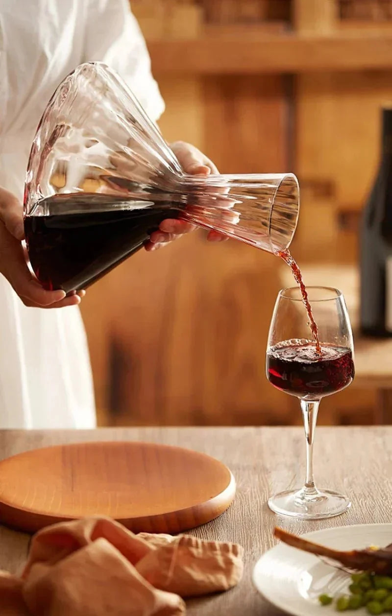 Decantador de vino de vidrio angular giratorio con base de madera