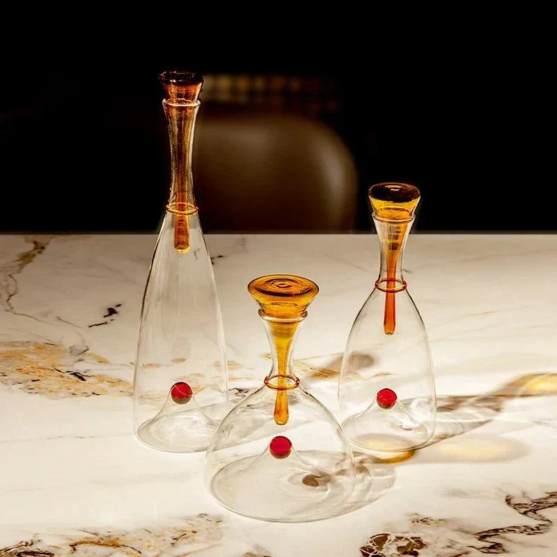 Decantador de vino de vidrio curvado soplado a mano con tapón esférico