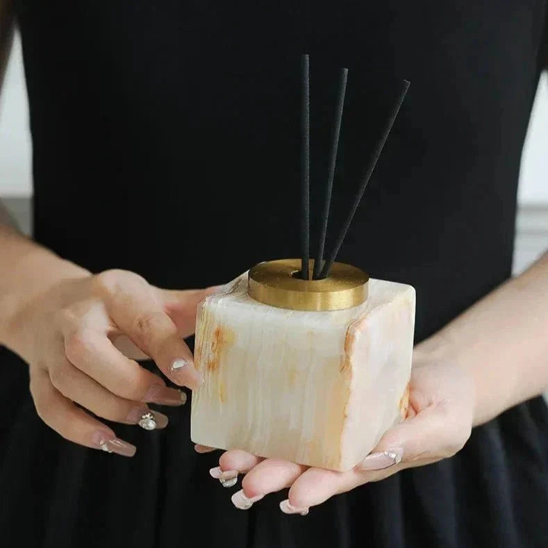 Jarrón escultórico minimalista de mármol natural hecho a mano, con difusor de aromas