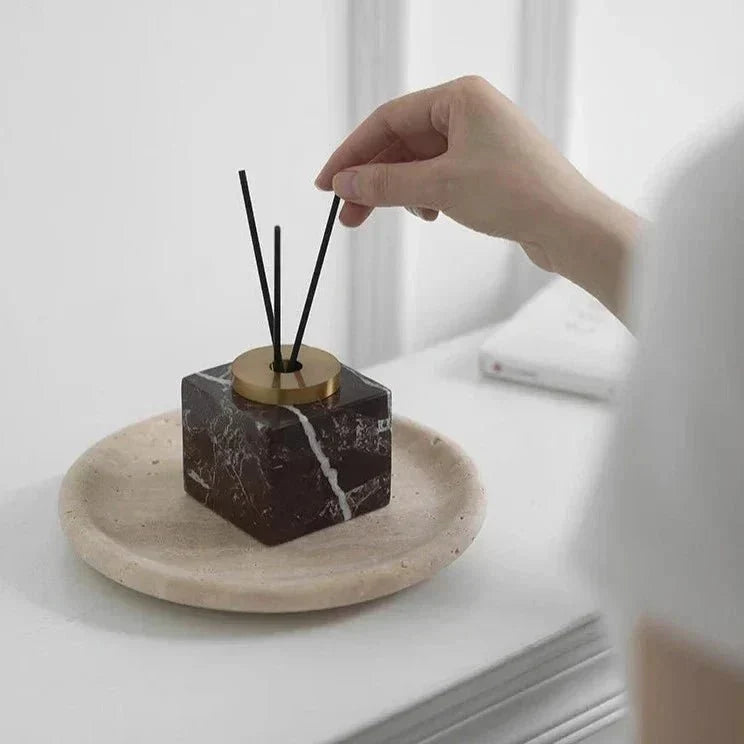 Jarrón escultórico minimalista de mármol natural hecho a mano, con difusor de aromas