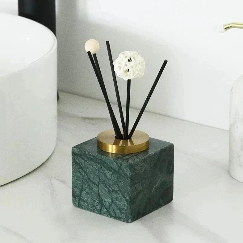 Jarrón escultórico minimalista de mármol natural hecho a mano, con difusor de aromas
