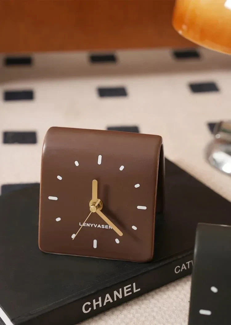 Reloj de mesa de cuarzo silencioso de cerámica con silueta arqueada