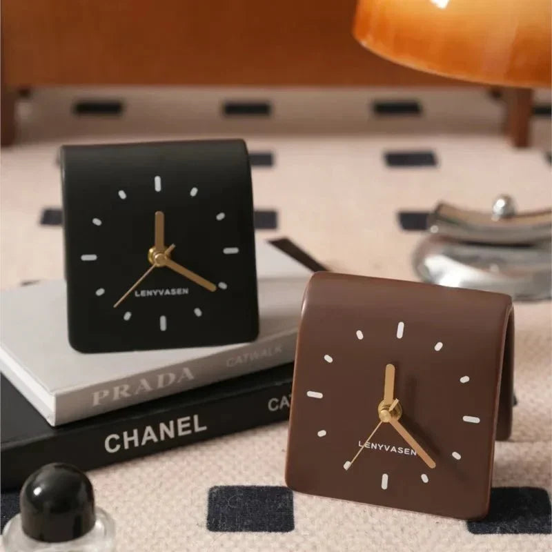 Reloj de mesa de cuarzo silencioso de cerámica con silueta arqueada