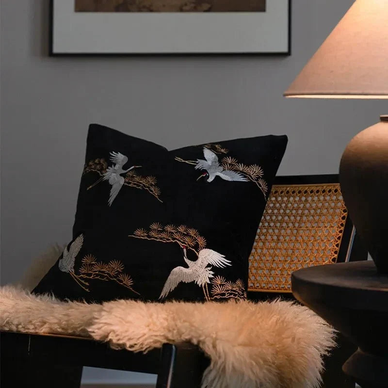 Funda cuadrada para cojín decorativo bordada con grulla y pino