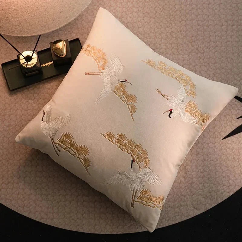 Funda cuadrada para cojín decorativo bordada con grulla y pino