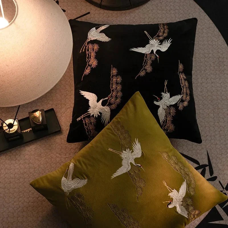 Funda cuadrada para cojín decorativo bordada con grulla y pino