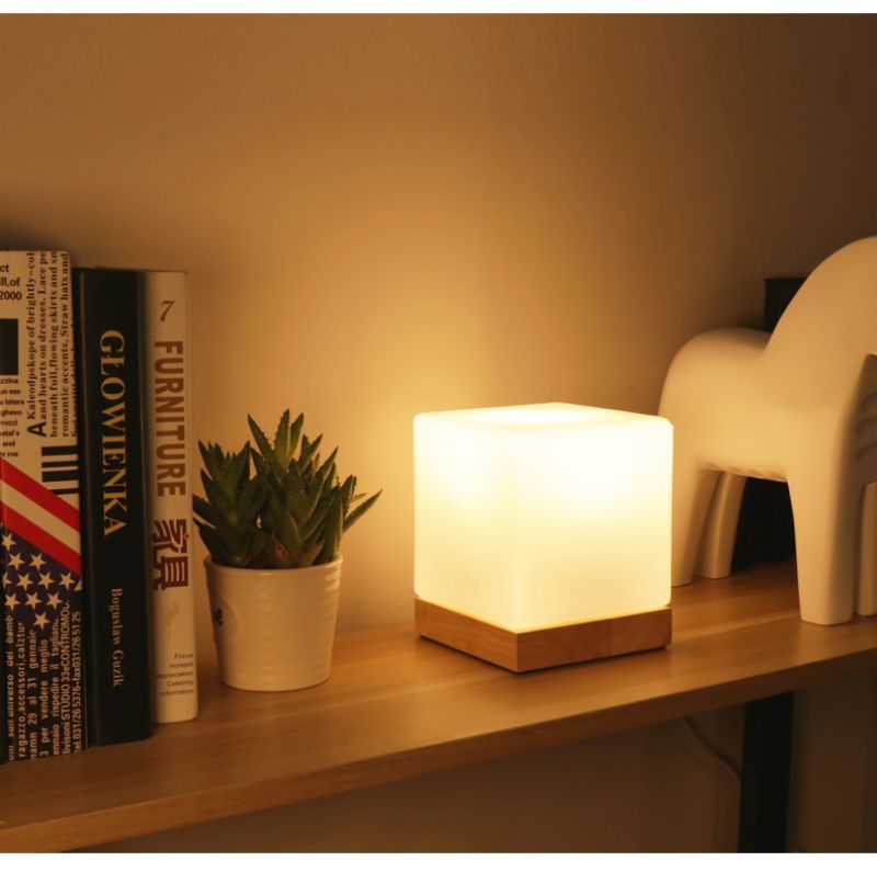 Lámpara de mesa minimalista cúbica de madera y vidrio esmerilado