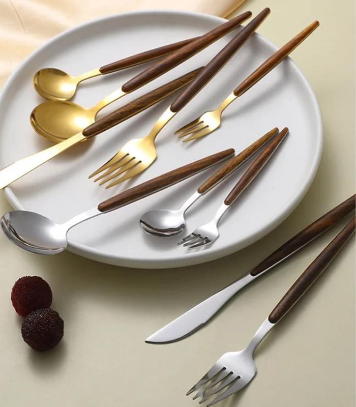 Juego de cubiertos de acero inoxidable pulido con mango decorativo de madera