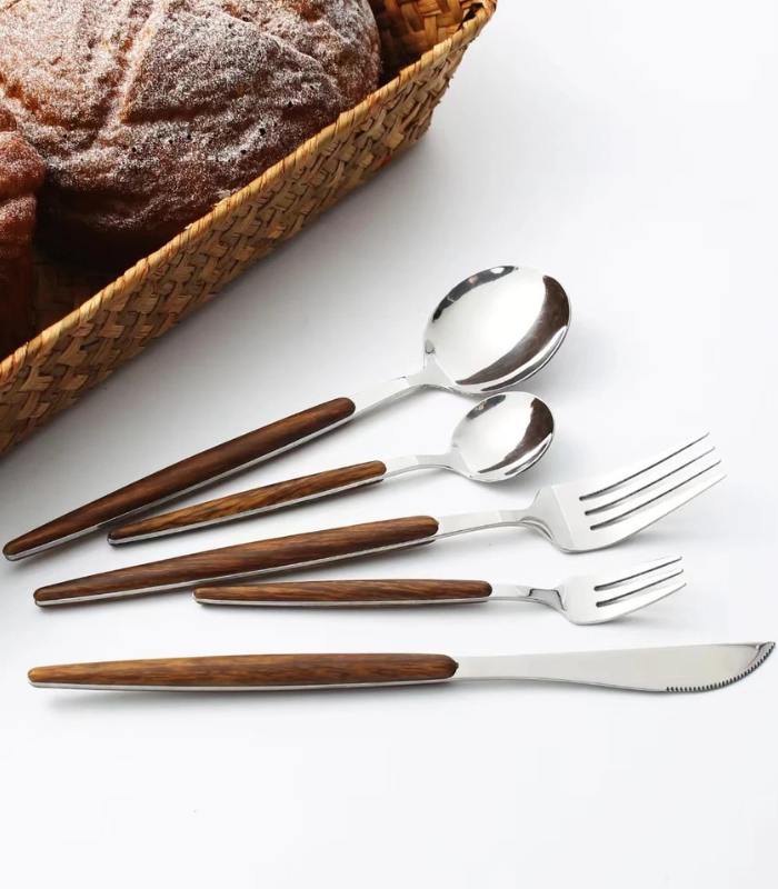 Juego de cubiertos de acero inoxidable pulido con mango decorativo de madera