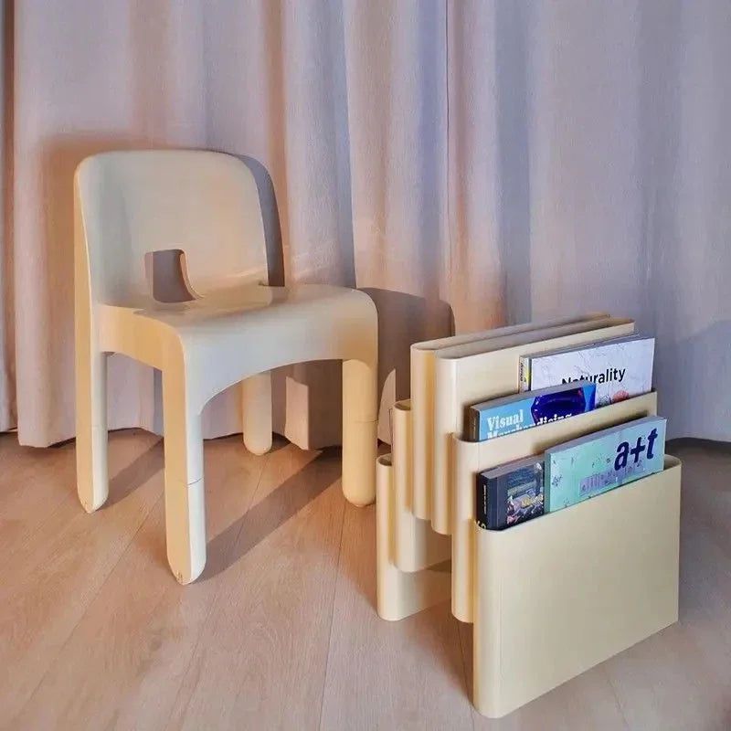 Organizador compacto de plástico resistente para revistas, con múltiples compartimentos