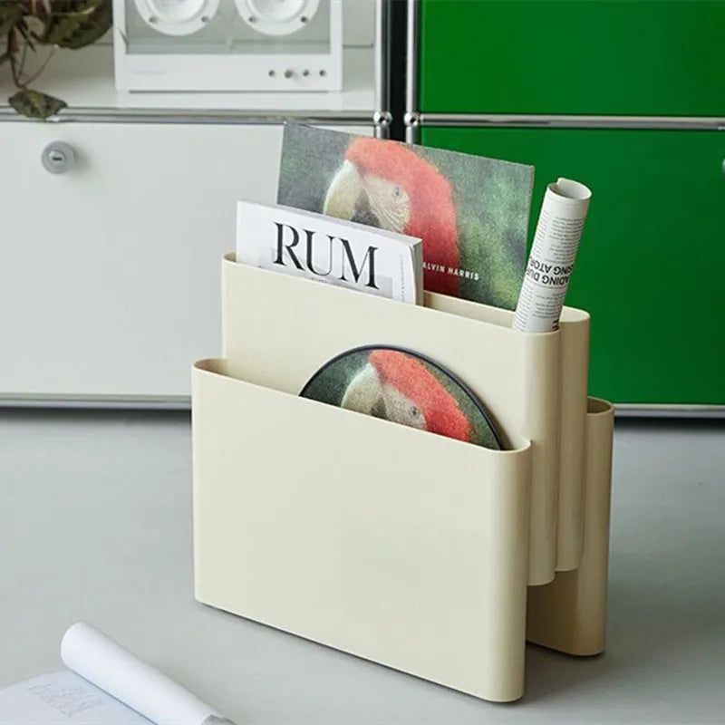 Organizador compacto de plástico resistente para revistas, con múltiples compartimentos