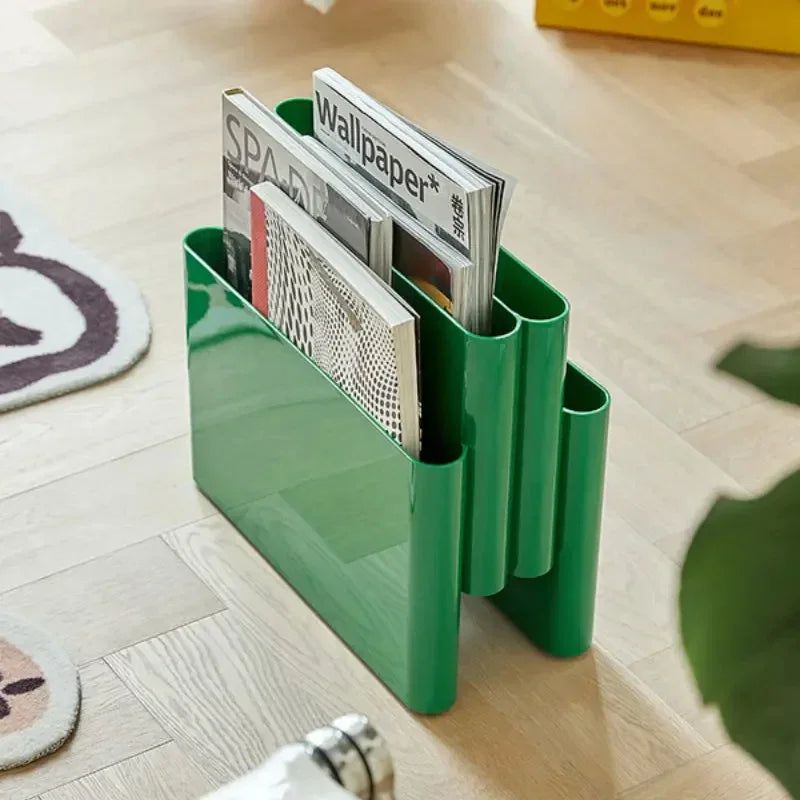 Organizador compacto de plástico resistente para revistas, con múltiples compartimentos