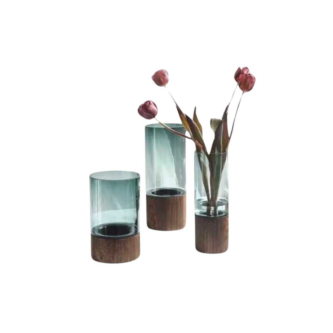 Jarrón de flores de madera natural y vidrio en contraste