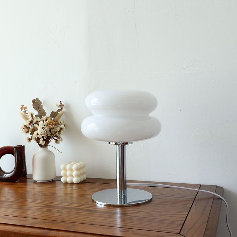Lámpara de mesa escultural de cristal brillante con forma de huevo y pastel
