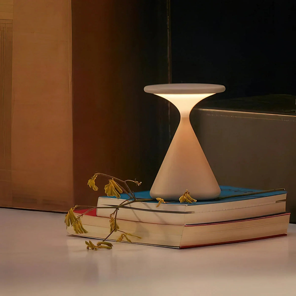 Lámpara de mesa minimalista inalámbrica recargable y regulable con diseño escultórico de reloj de arena
