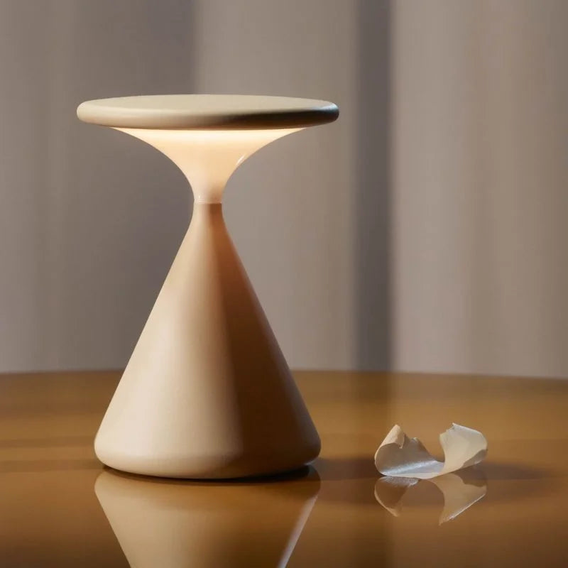 Lámpara de mesa minimalista inalámbrica recargable y regulable con diseño escultórico de reloj de arena