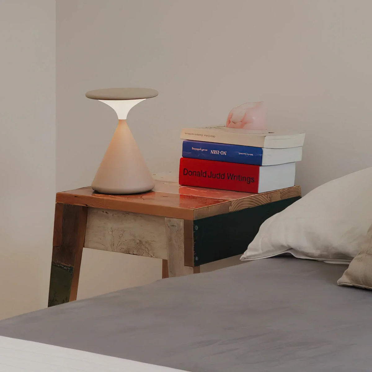 Lámpara de mesa minimalista inalámbrica recargable y regulable con diseño escultórico de reloj de arena