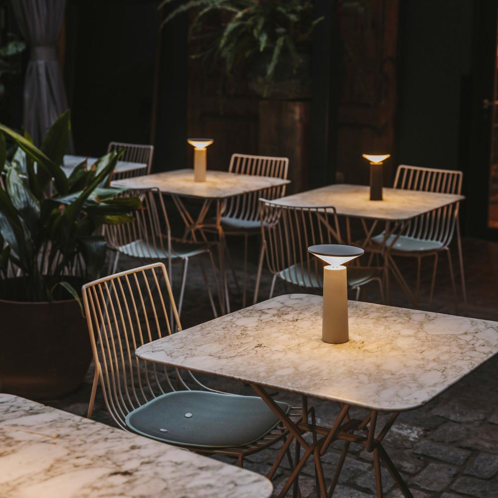 Lámpara de mesa delgada y minimalista, inalámbrica, con cabezal inclinable giratorio y regulable