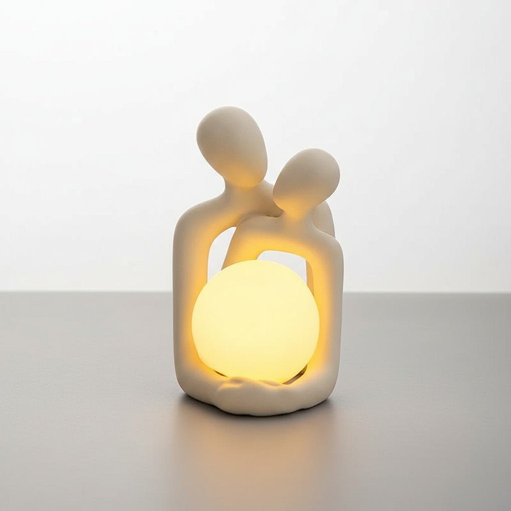 Lámpara de mesa escultórica de cerámica mate con forma esférica y luz indirecta