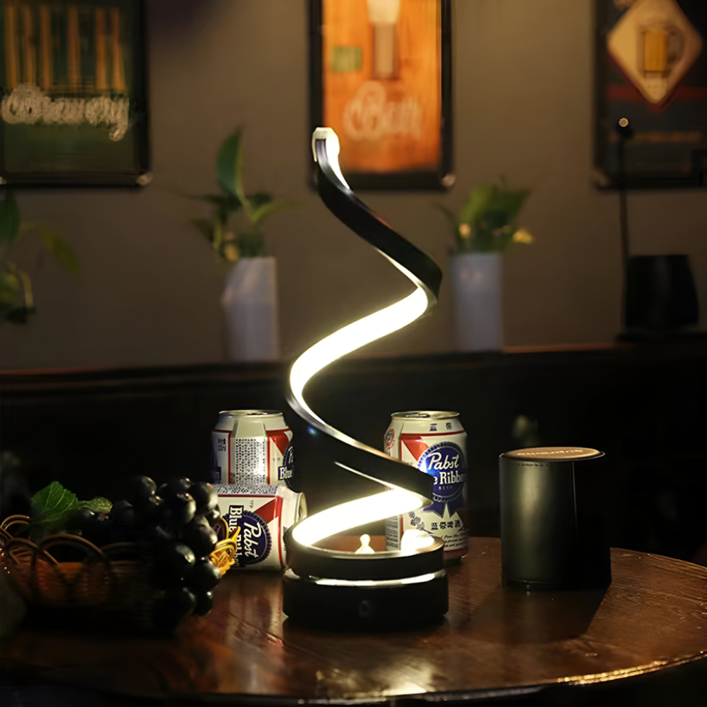 Lámpara de escritorio escultórica con pinza ajustable y diseño en espiral