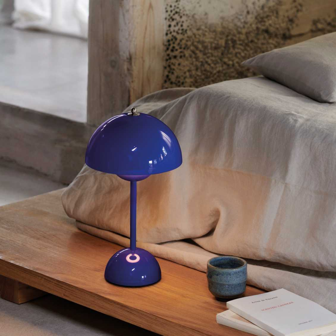 Lámpara de mesa inalámbrica recargable y regulable con forma de esfera