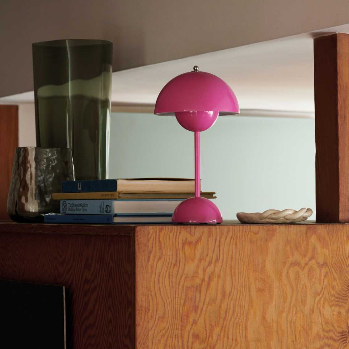Lámpara de mesa inalámbrica recargable y regulable con forma de esfera