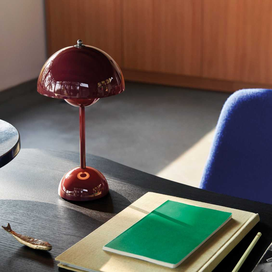 Lámpara de mesa inalámbrica recargable y regulable con forma de esfera
