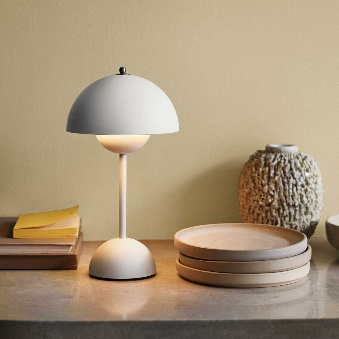 Lámpara de mesa inalámbrica recargable y regulable con forma de esfera