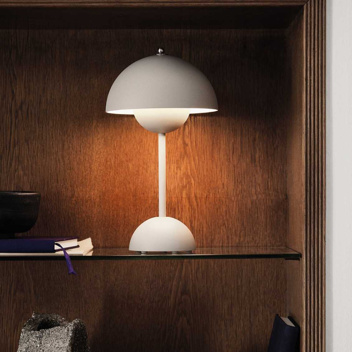 Lámpara de mesa inalámbrica recargable y regulable con forma de esfera
