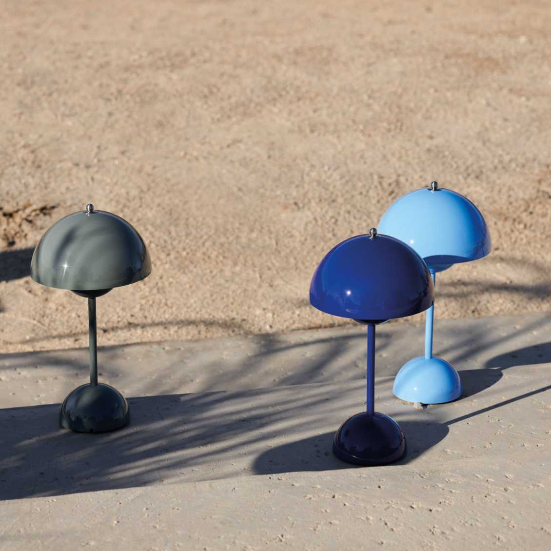 Lámpara de mesa inalámbrica recargable y regulable con forma de esfera