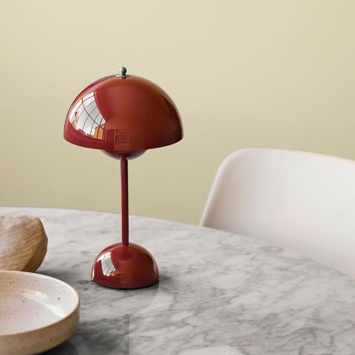 Lámpara de mesa inalámbrica recargable y regulable con forma de esfera