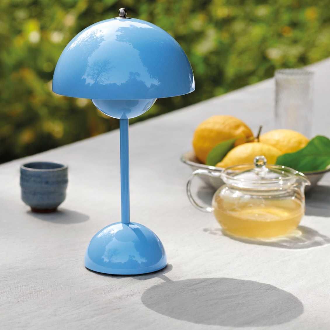 Lámpara de mesa inalámbrica recargable y regulable con forma de esfera
