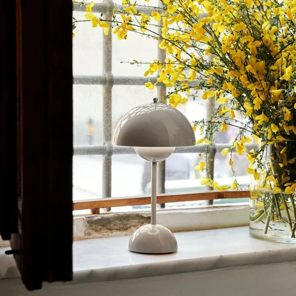 Lámpara de mesa inalámbrica recargable y regulable con forma de esfera