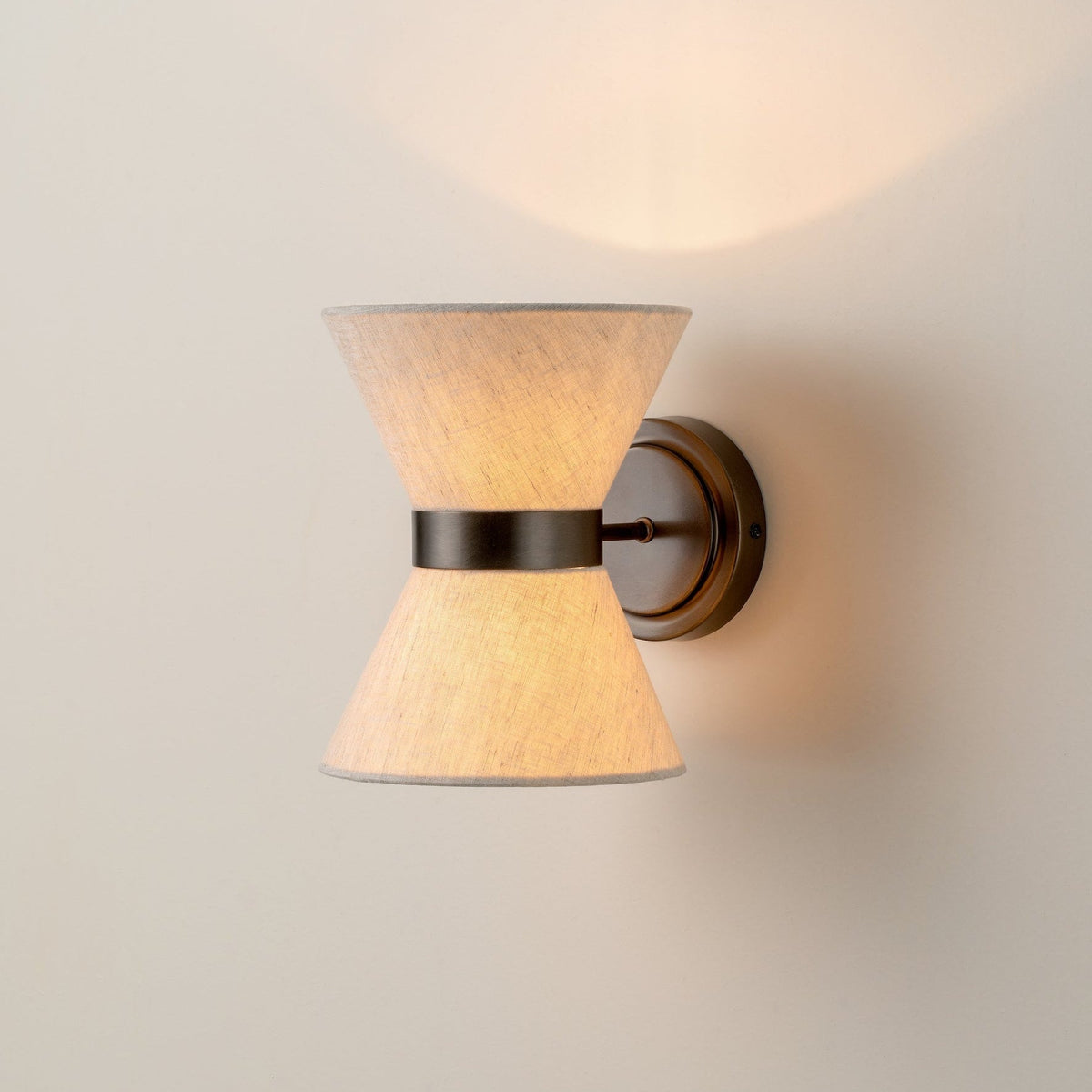 Aplique de pared clásico moderno con pantalla de lino y bronce envejecido
