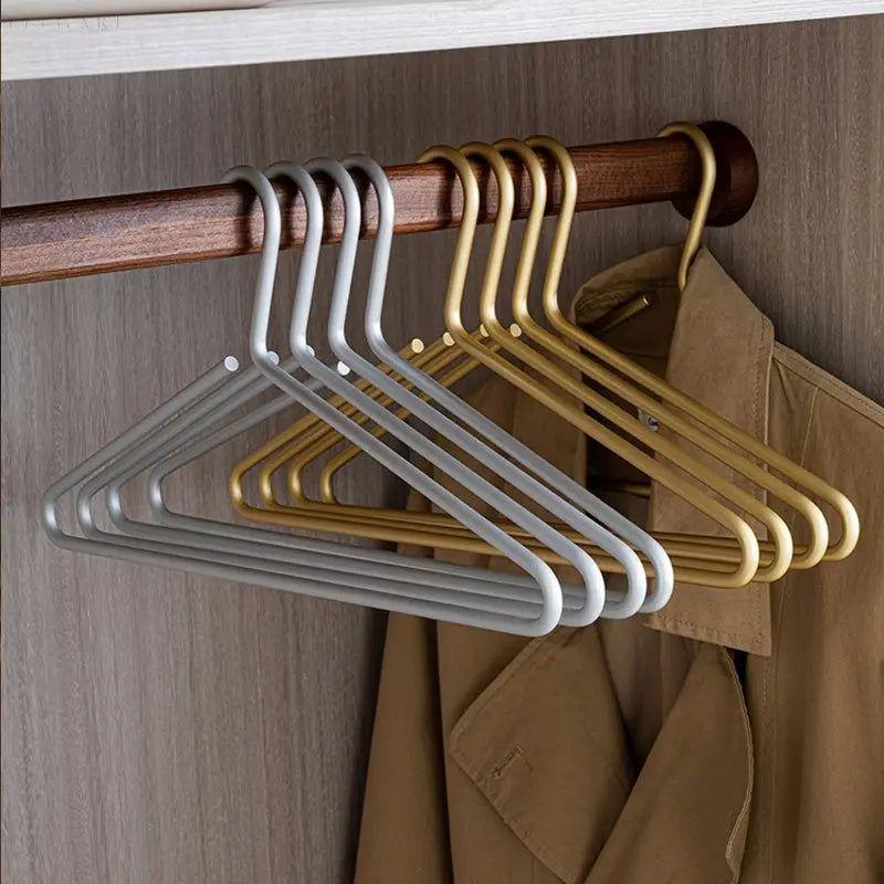 Juego de perchas de ropa de metal sólido con acabado mate y antideslizante