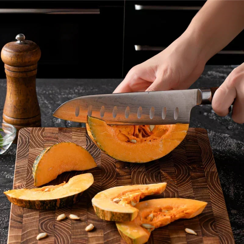 Tabla gruesa de madera maciza de teca para cortar en la cocina