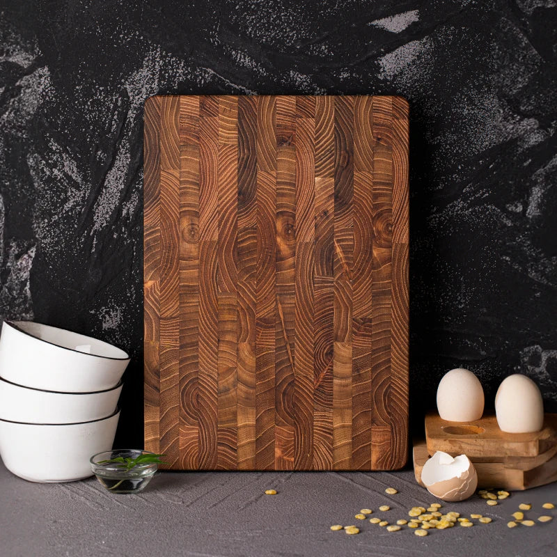 Tabla gruesa de madera maciza de teca para cortar en la cocina
