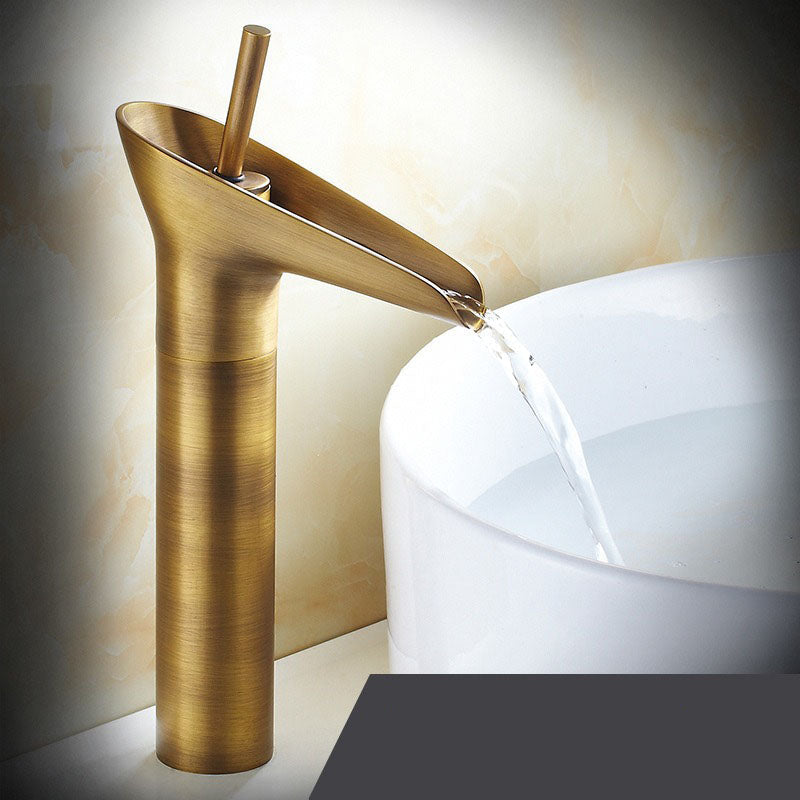 Grifo de baño vintage con salida de agua en cascada y un solo orificio