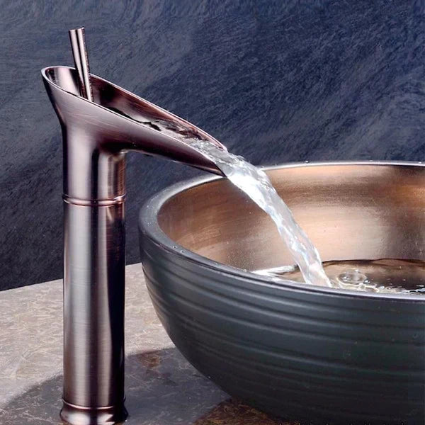 Grifo de baño vintage con salida de agua en cascada y un solo orificio