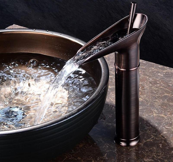 Grifo de baño vintage con salida de agua en cascada y un solo orificio