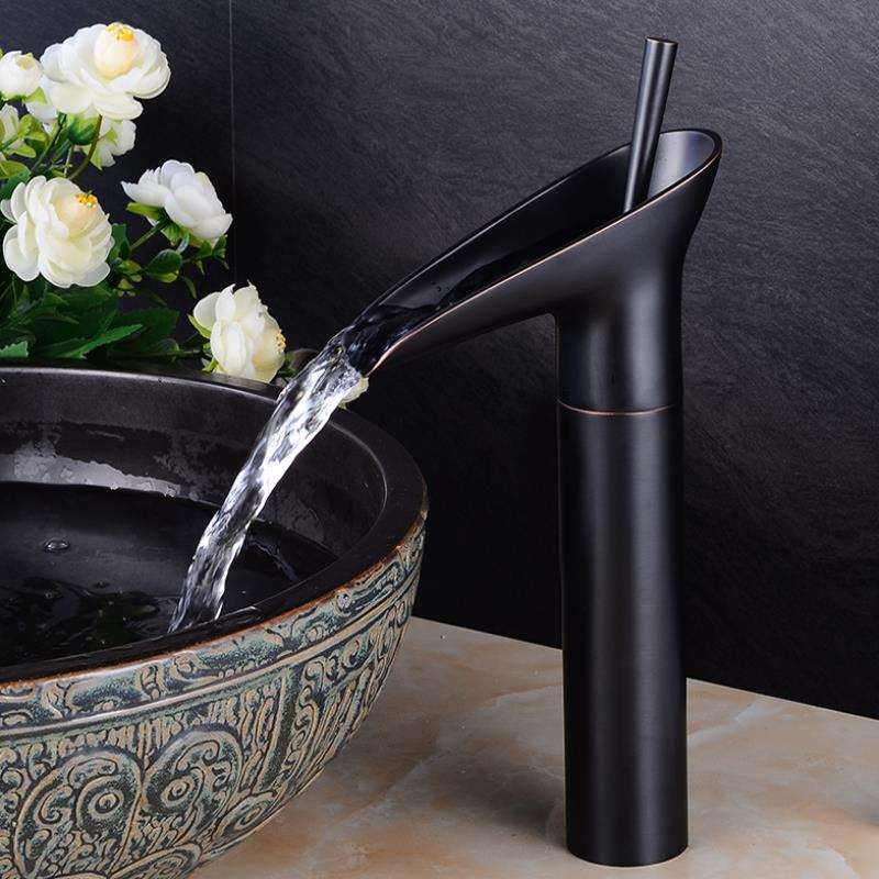 Grifo de baño vintage con salida de agua en cascada y un solo orificio