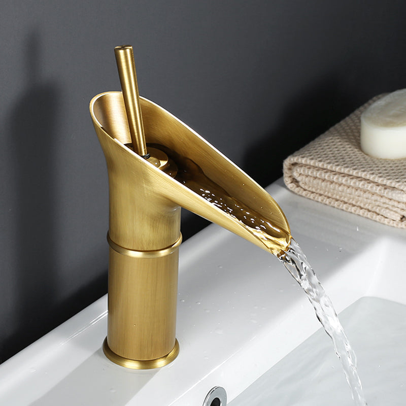 Grifo de baño vintage con salida de agua en cascada y un solo orificio