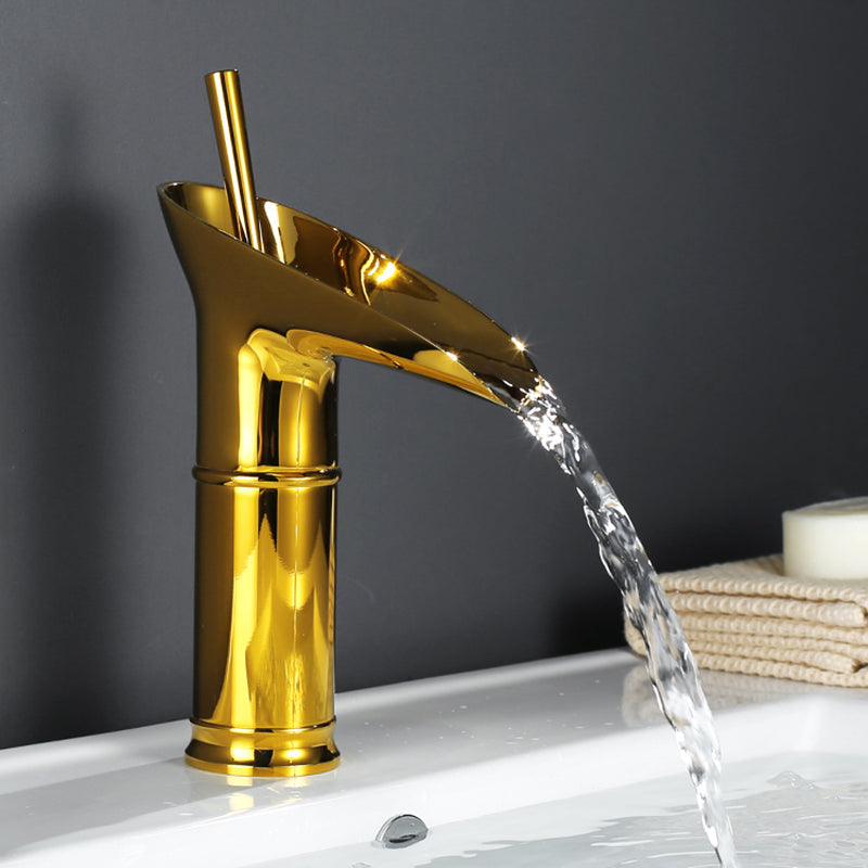 Grifo de baño vintage con salida de agua en cascada y un solo orificio