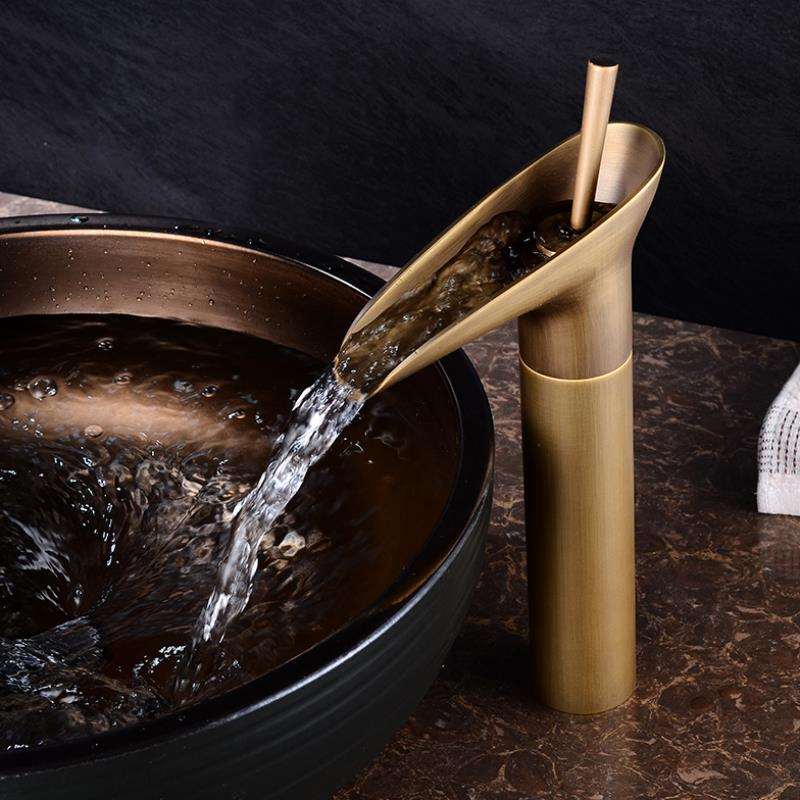 Grifo de baño vintage con salida de agua en cascada y un solo orificio