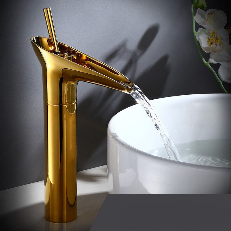 Grifo de baño vintage con salida de agua en cascada y un solo orificio